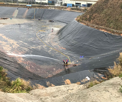 阿拉山口废水池清理