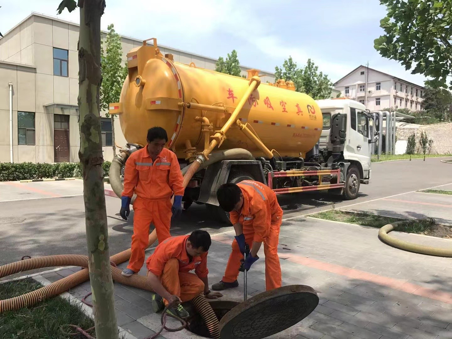 阿拉山口管道疏通车停在窨井附近