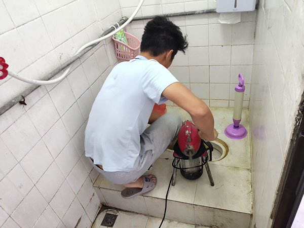 阿拉山口肥皂掉到马桶里把马桶堵住了怎么办？马桶堵住了怎么办
